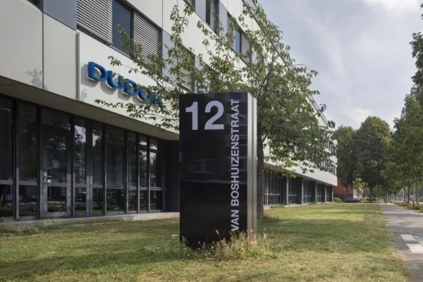 Kantoorgebouw aan de Van Boshuizenstraat 12 met bedrijfsnaam Dudok zichtbaar op de gevel.